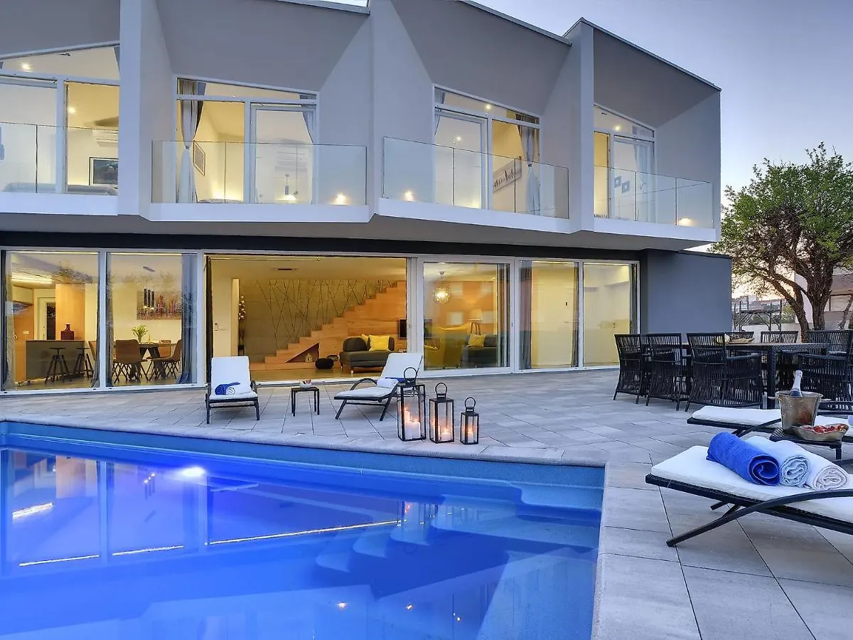 Majestic Villa With Private Pool Лижнян 0*,  Хорватия