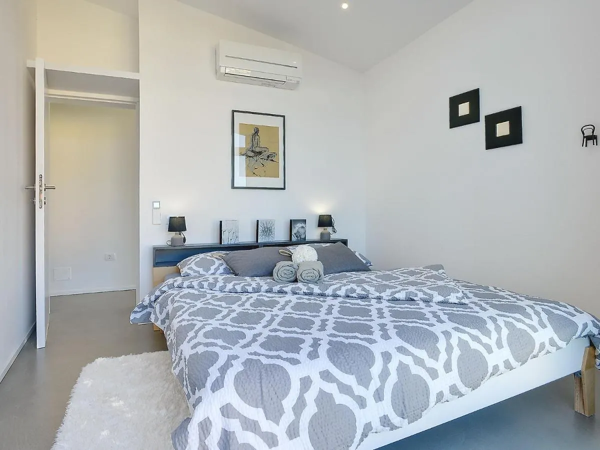 Majestic Villa With Private Pool Liznjan